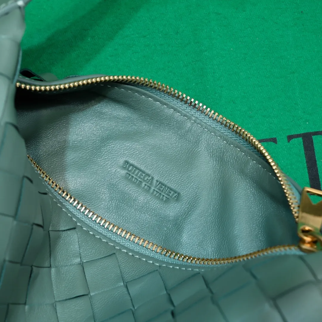Batch 1360 #BvWallace Shoulder Lunch Bag 🔥 A lunch box bag that you can just grab and go. It is made of classic intrecciato weaving technology and reflects the craftsmanship of Bottega. The entire bag is made of top-grade happa lambskin. It is very soft and lightweight. The small bag shape is cute and exquisite. The interior capacity is also very large and can be carried under the arm. It is quite practical! The bottom of the bag is made of gold metal to prevent wear and tear. The details are really good! Choose this elegant commuting bag for Zaoba people~ Size: 22x13x9.5, model number; 7748#